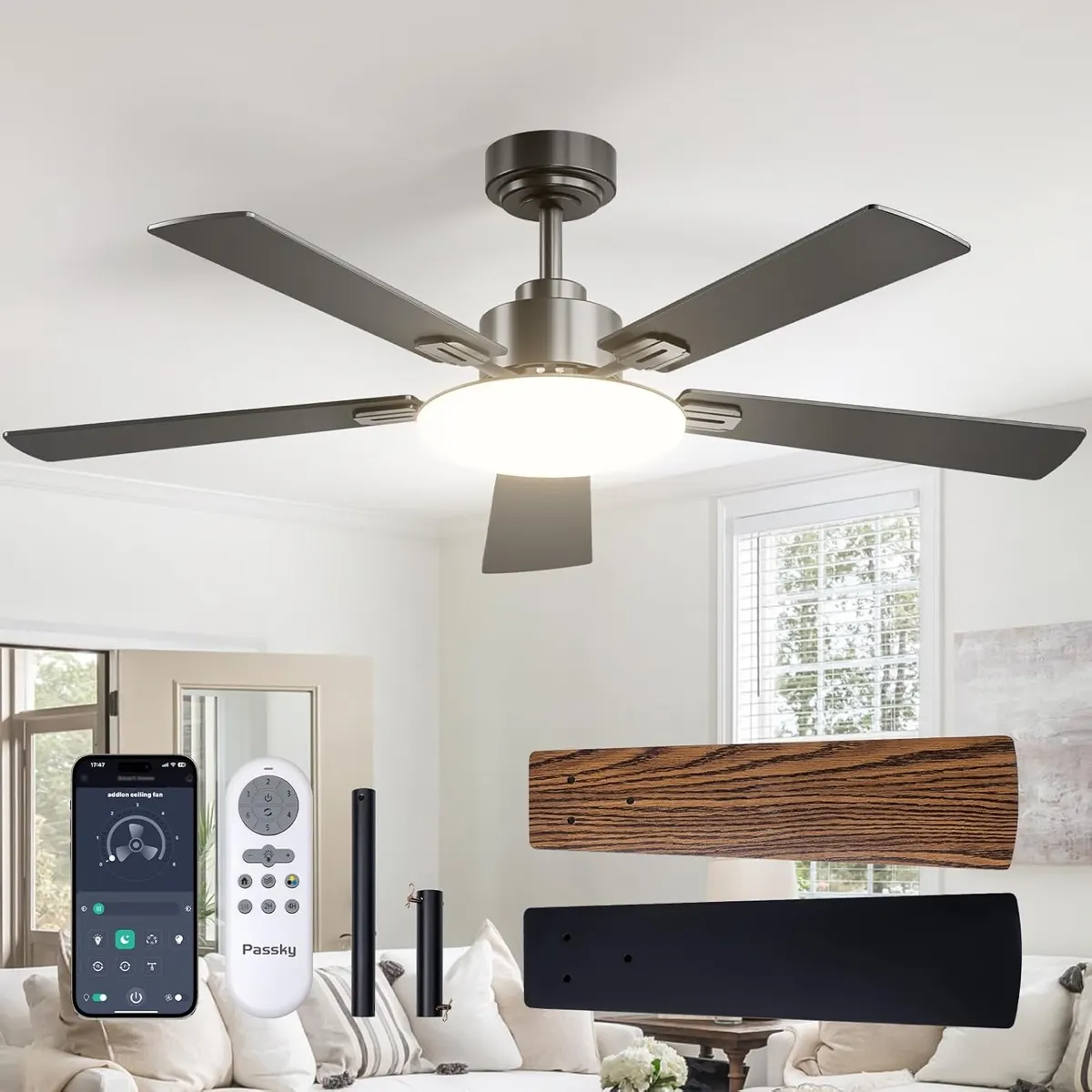 Ventilador de teto com corpo cor de aço e luminária central em uma sala de estar