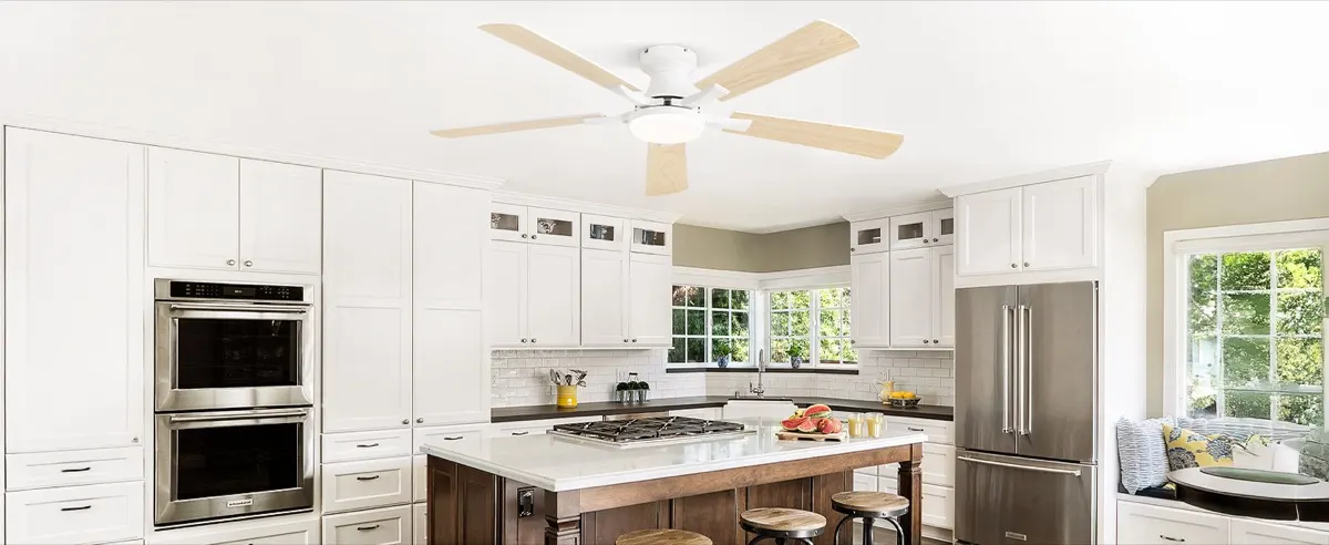 Ventilador de teto branco com pás de madeira clara no teto de uma cozinha