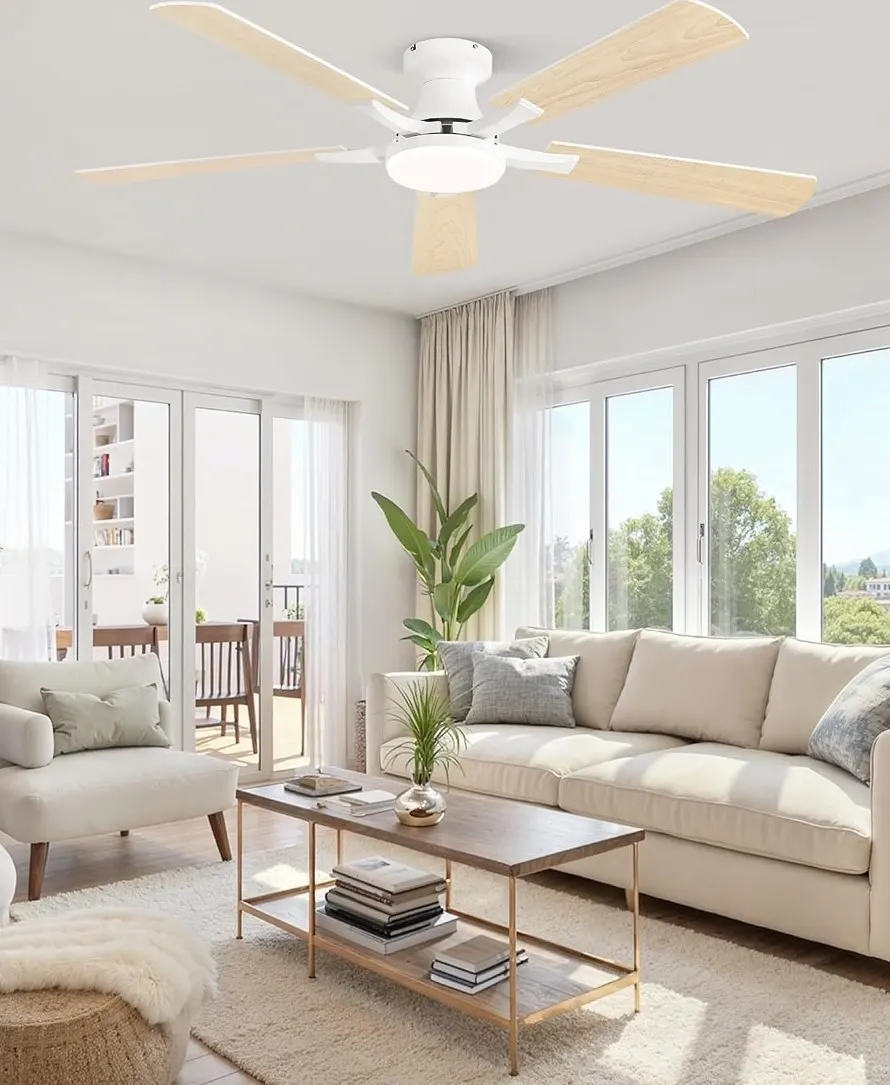 Luminária de teto com ventilador vista de baixo, com luz acesa