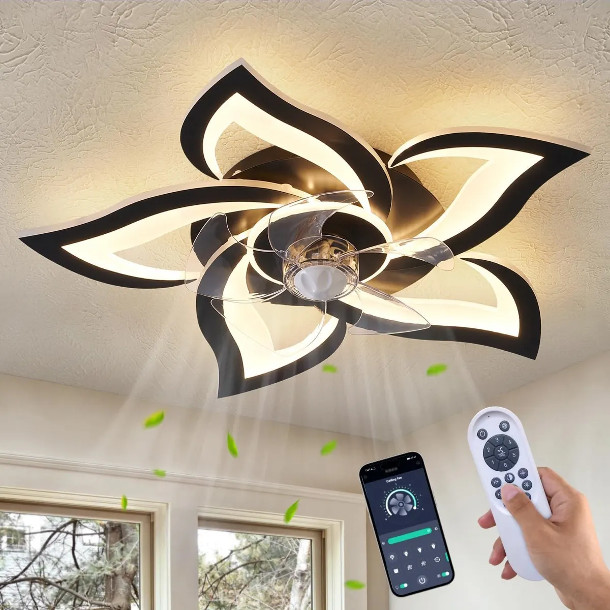 Luminária de teto em forma de flor com ventilador no centro e controle remoto na mão
